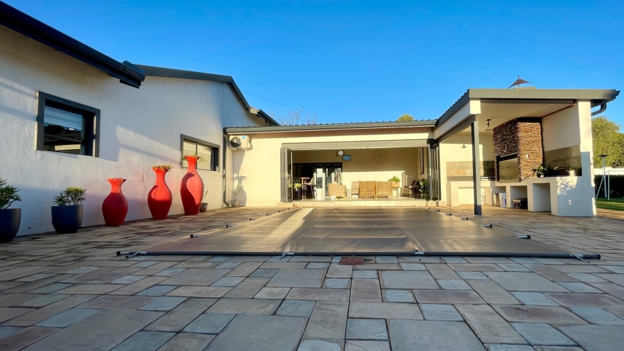 6 Bedroom Property for Sale in Wilkoppies North West